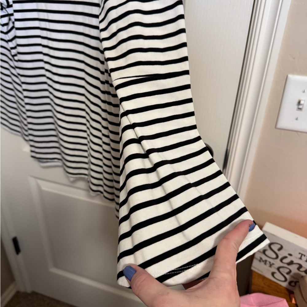 Old Navy Black & White Striped Long Sleeve Tee - Picture 4 of 6